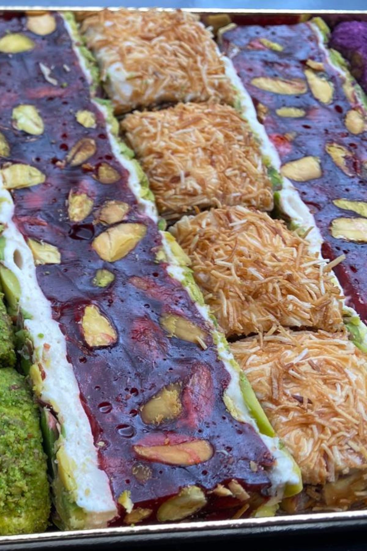 Kutluhan Assorted Gift Box kutuda Turkish Delight lotuslu Pomegranate Flavored Pistachio Kadayif yaban mersinili 850 g - MALLTURK