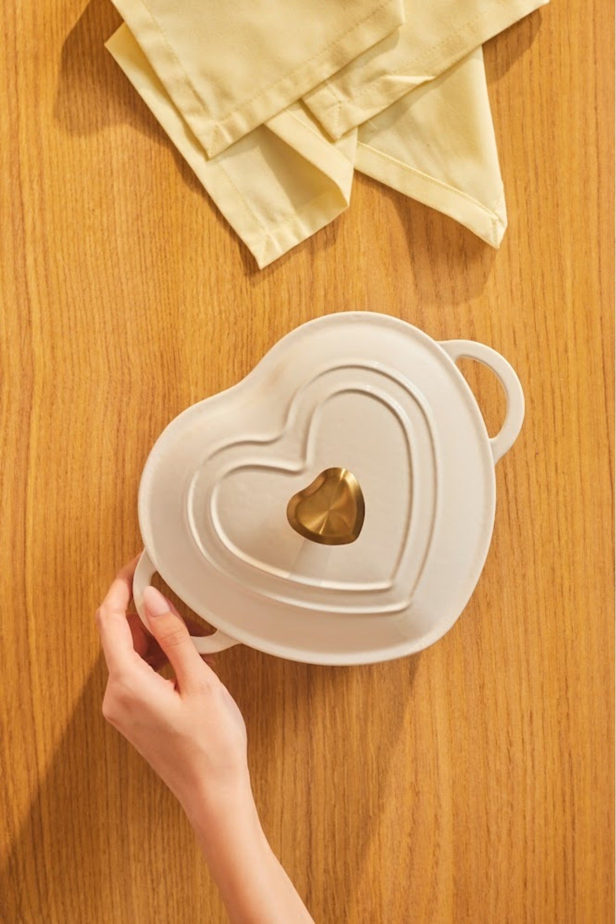 Karaca Love Demir Cast Emayeli Pot