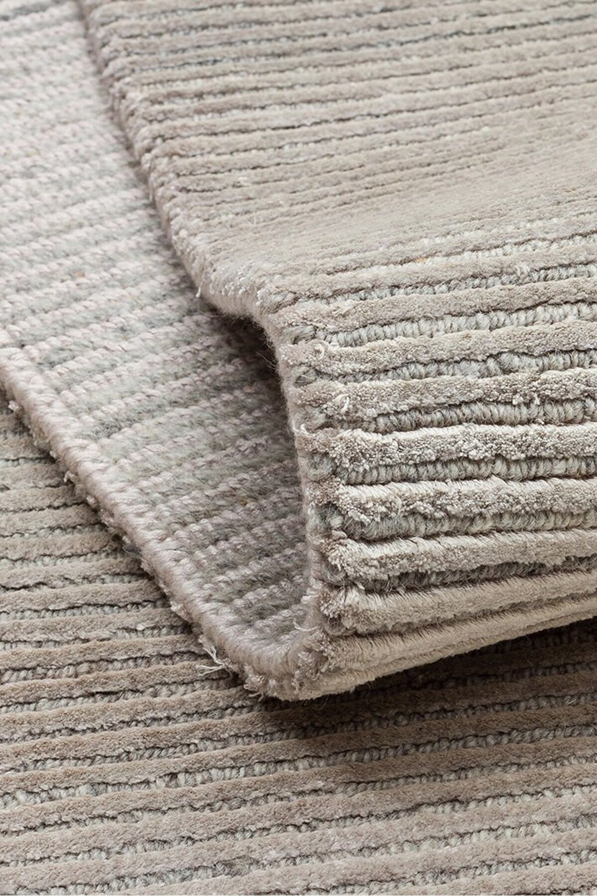 Vog Hali Siena Silver is a living room rug meticulously crafted using hand-weaving techniques, made from a natural bamboo and wool blend. - MALLTURK