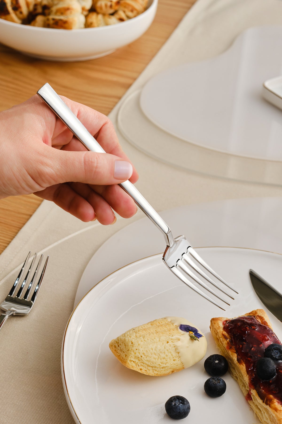Karaca carmelo 91 Piece 12 Place Setting Flatware Set ve 7 Piece Serving Utensil Set - MALLTURK