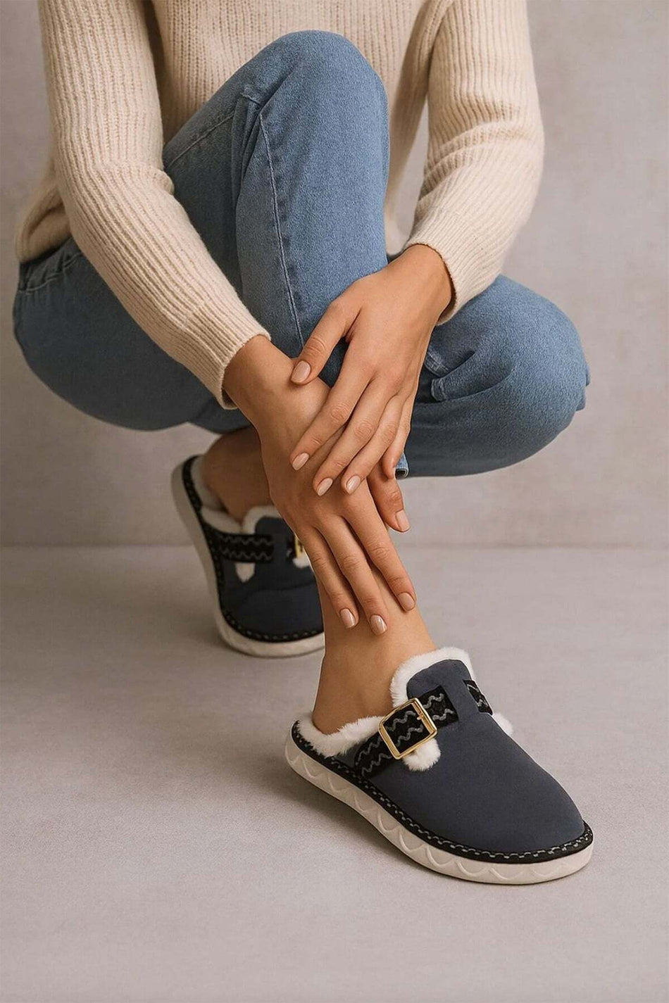 Chaussons d'intérieur doublés de fourrure avec détail à boucle
