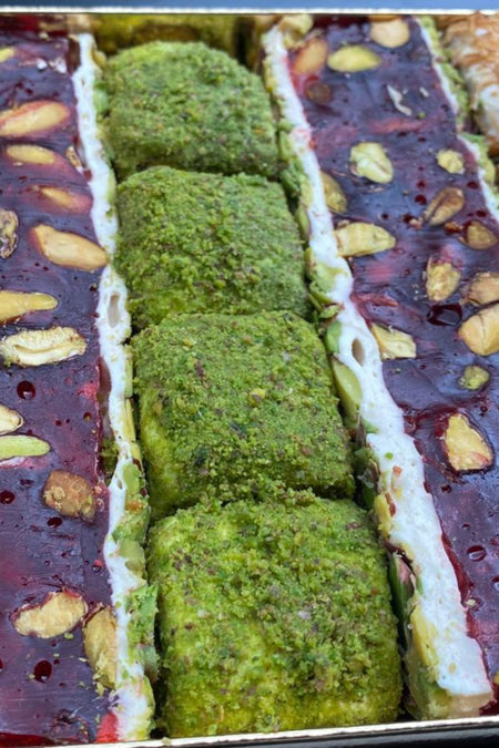 Kutluhan Assorted Gift Box kutuda Turkish Delight lotuslu Pomegranate Flavored Pistachio Kadayif yaban mersinili 850 g - MALLTURK