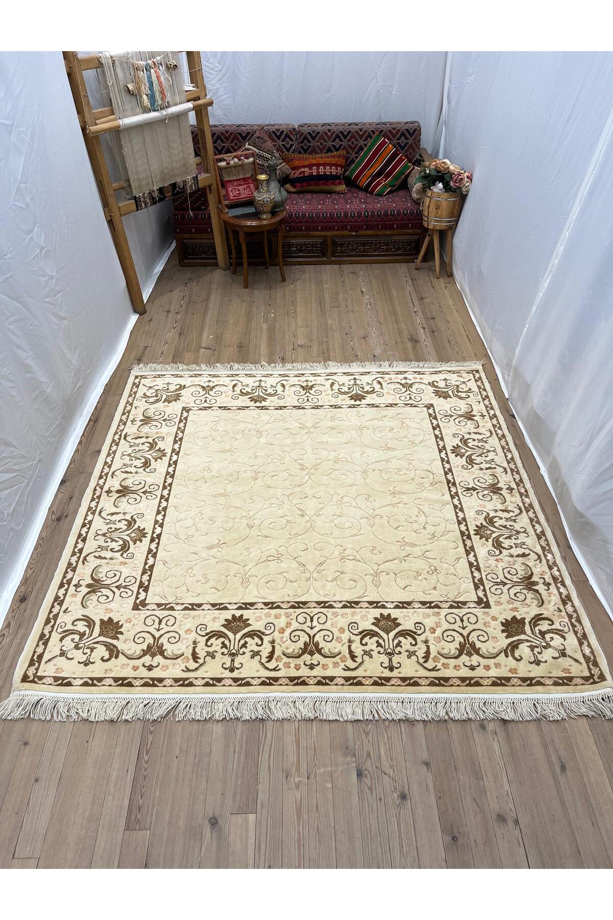 SIRVAN Rug Hand-Woven Turkish Usak Rug - 202x201