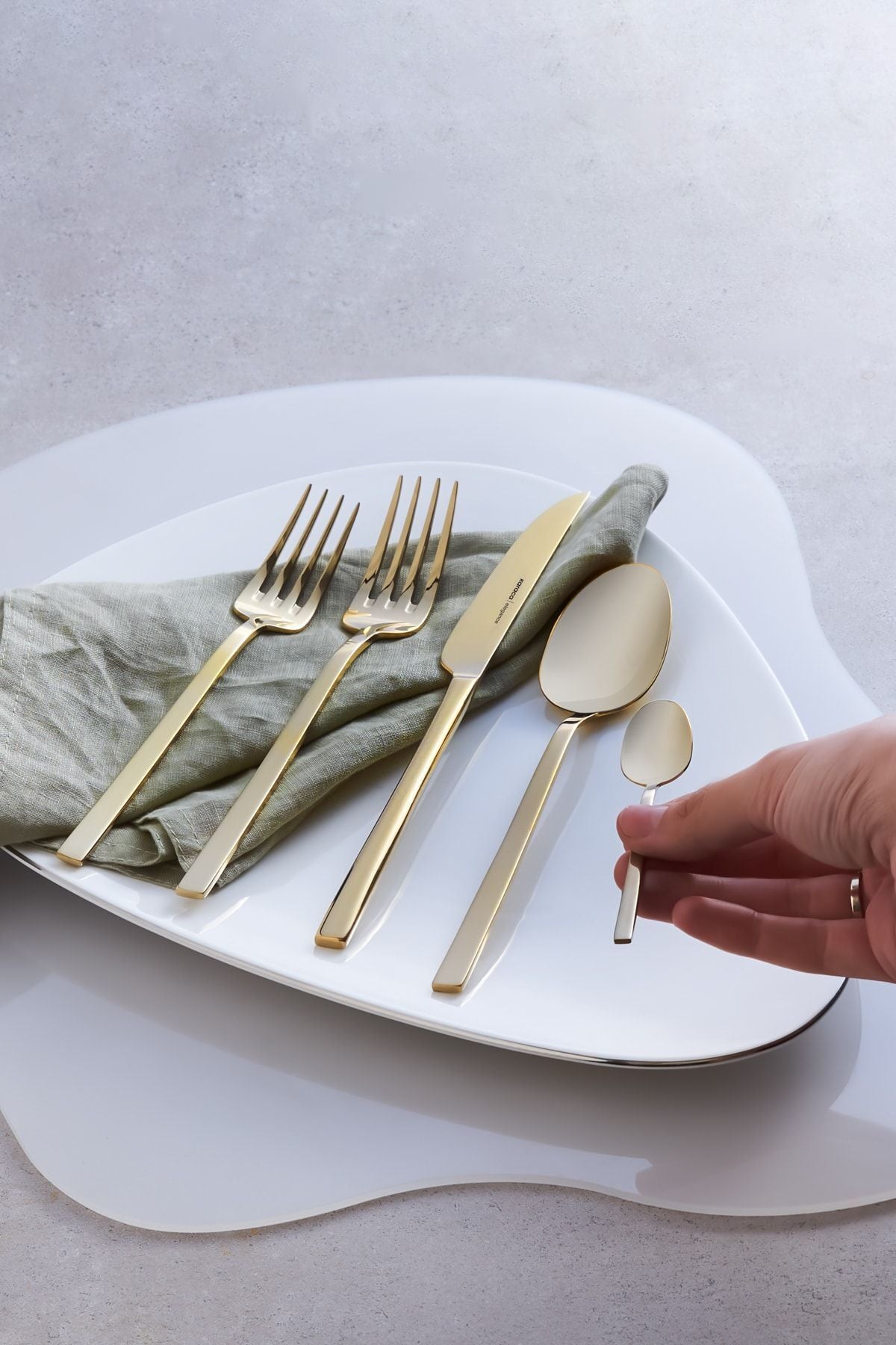 Karaca theo 30 Piece 6 Place Setting Flatware Set shiny gold - MALLTURK