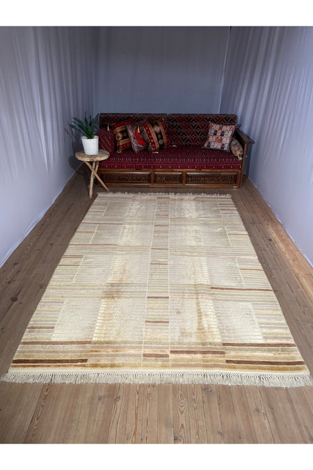 SIRVAN Rug Hand-Woven Usak Rug 170 x 248