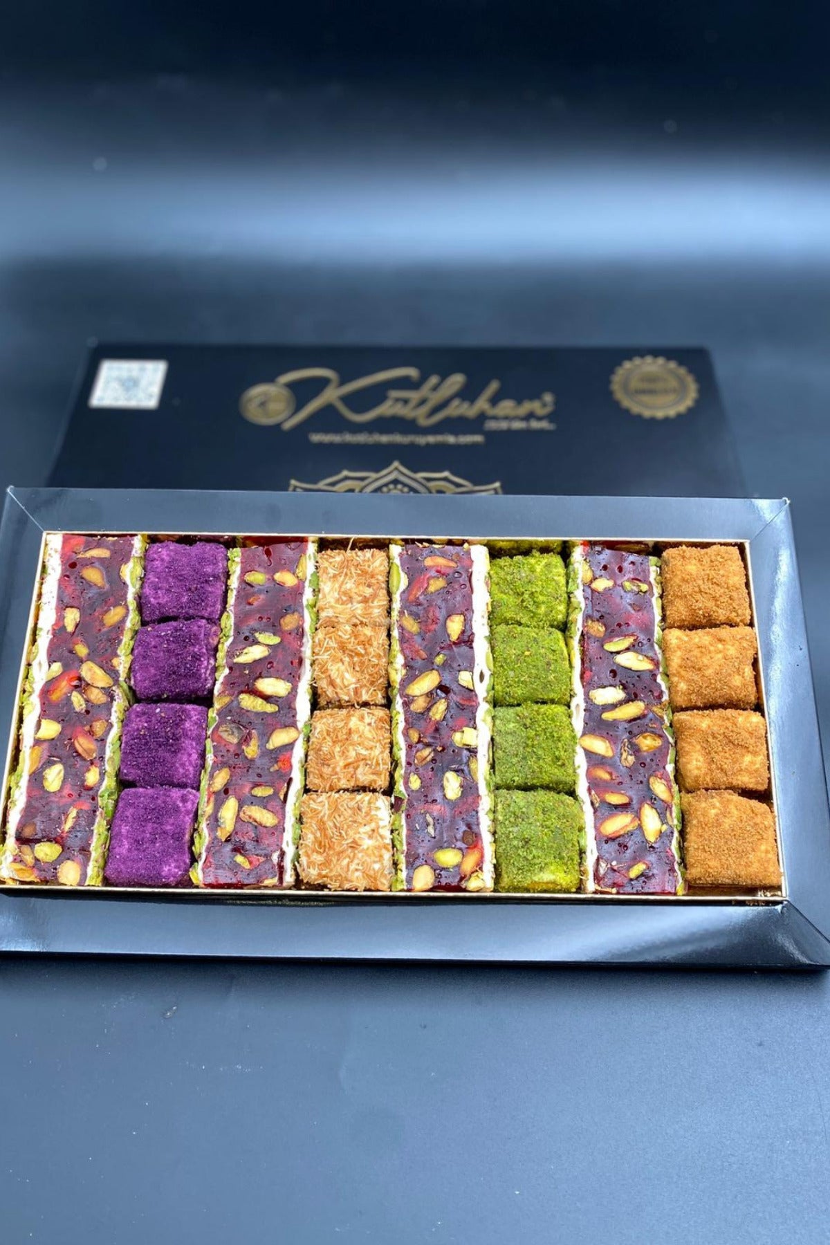 Kutluhan Assorted Gift Box kutuda Turkish Delight lotuslu Pomegranate Flavored Pistachio Kadayif yaban mersinili 850 g - MALLTURK