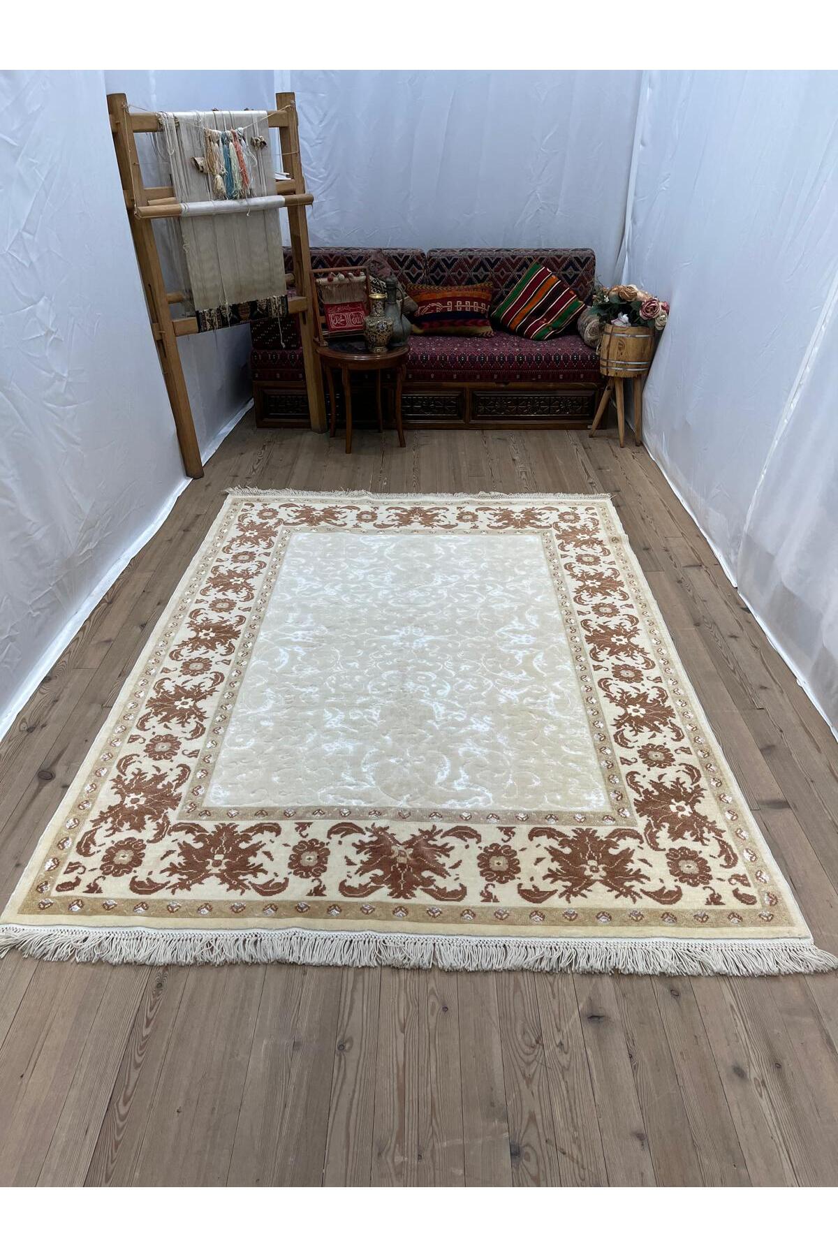 SIRVAN Rug Hand-Woven Turkish Usak Rug - 172x241