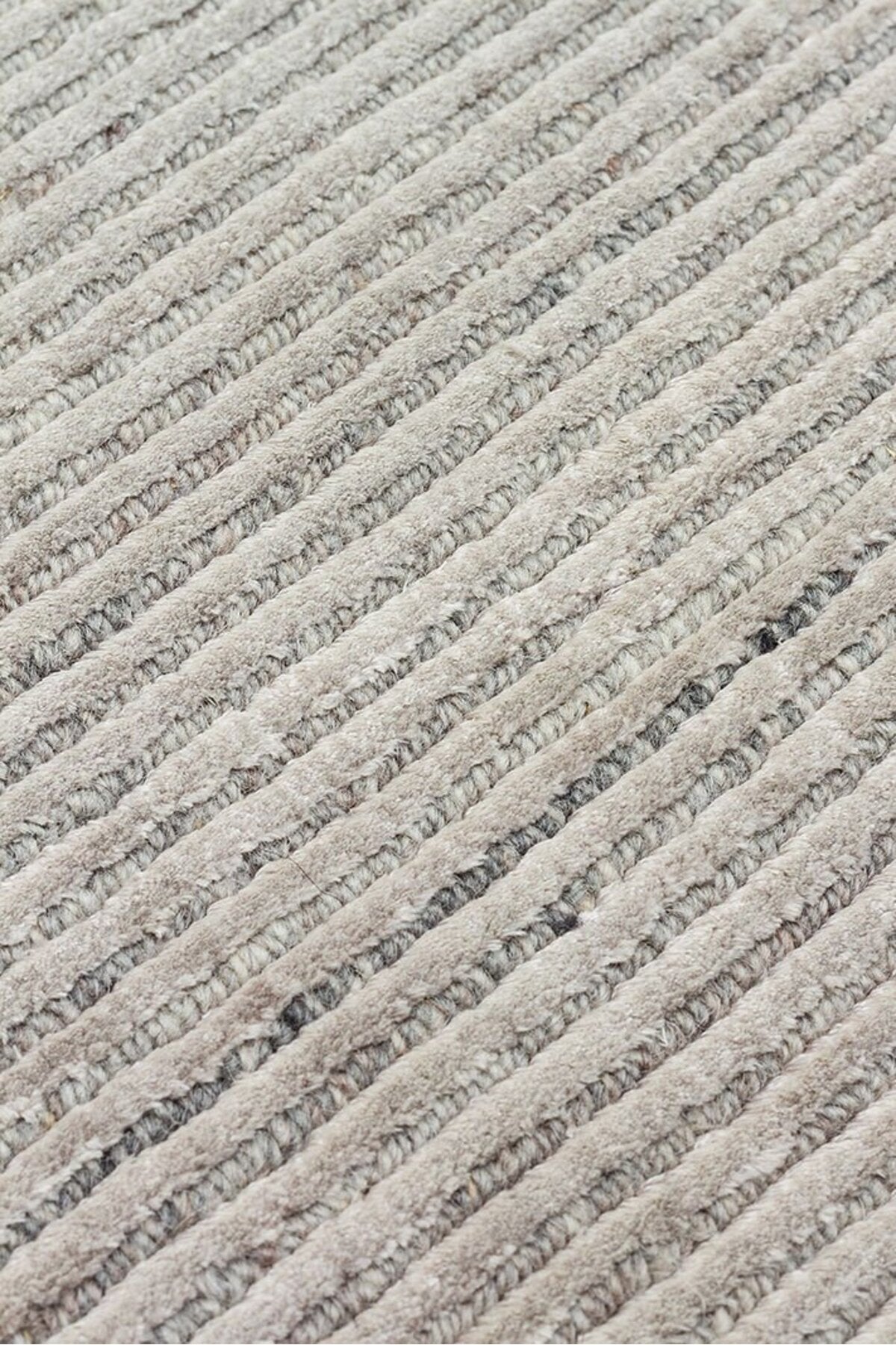 Vog Hali Siena Silver is a living room rug meticulously crafted using hand-weaving techniques, made from a natural bamboo and wool blend. - MALLTURK