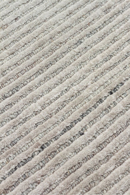 Vog Hali Siena Silver is a living room rug meticulously crafted using hand-weaving techniques, made from a natural bamboo and wool blend. - MALLTURK
