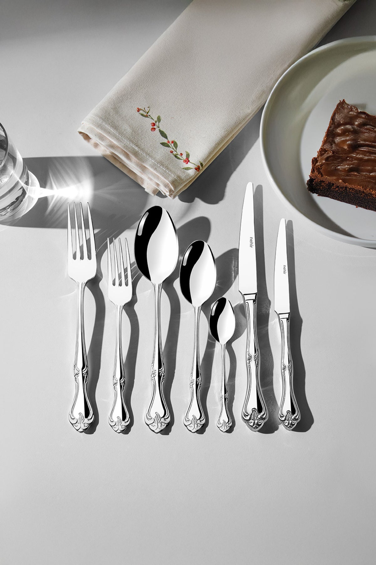 Nehir lalezar Plain 12 Place Setting 89 Piece deri Boxed Flatware Set - MALLTURK
