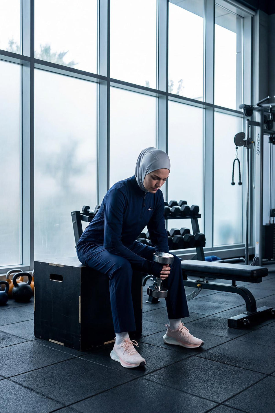 Hasema Active H-Per Fit Trainingsoberteil mit Laserschnitt-Details und marineblauem Hijab ACT-33