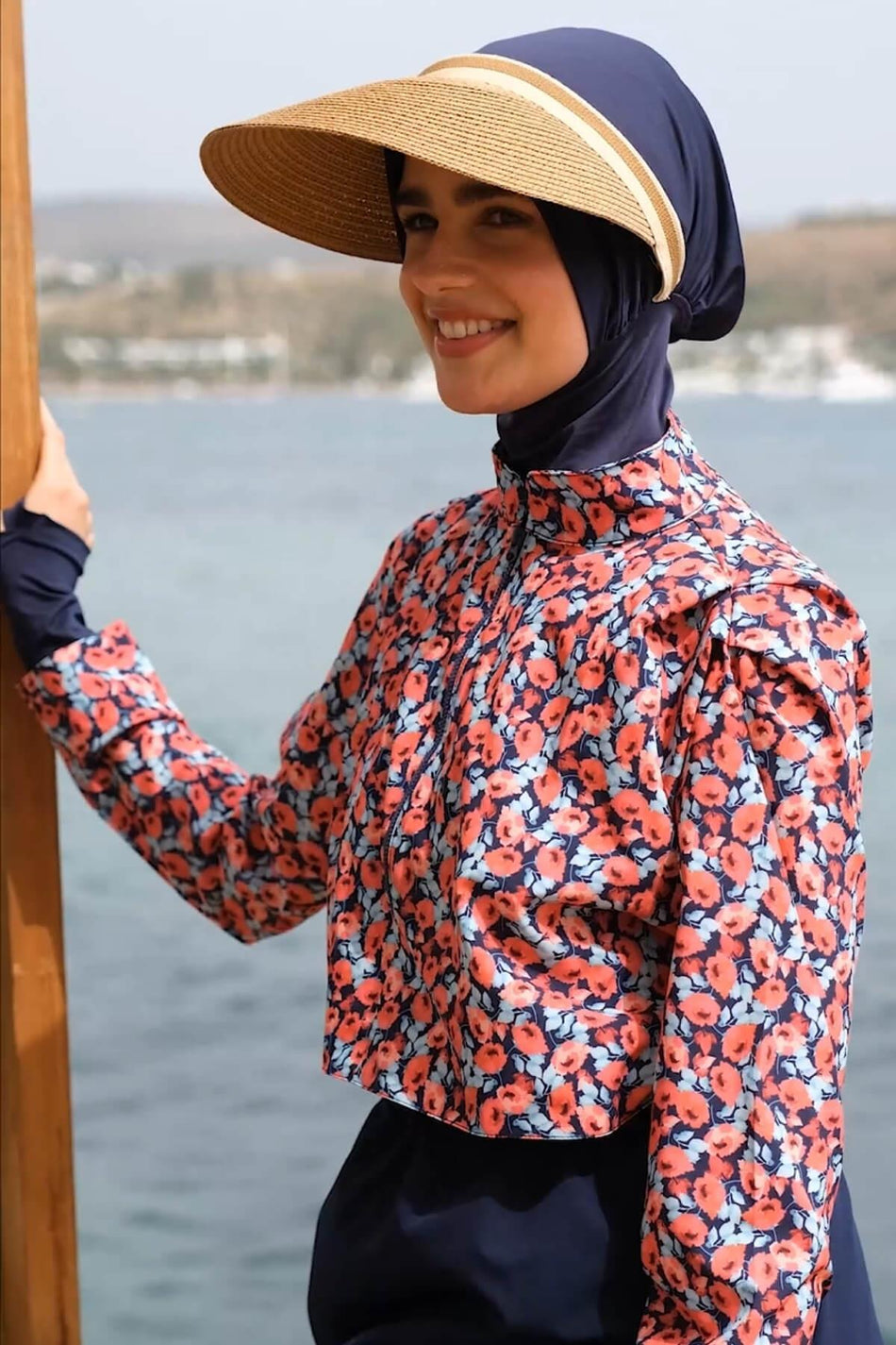 Hasema Esila Floral Patterned Red and Navy Blue Full Coverage Swimsuit Top - MALLTURK