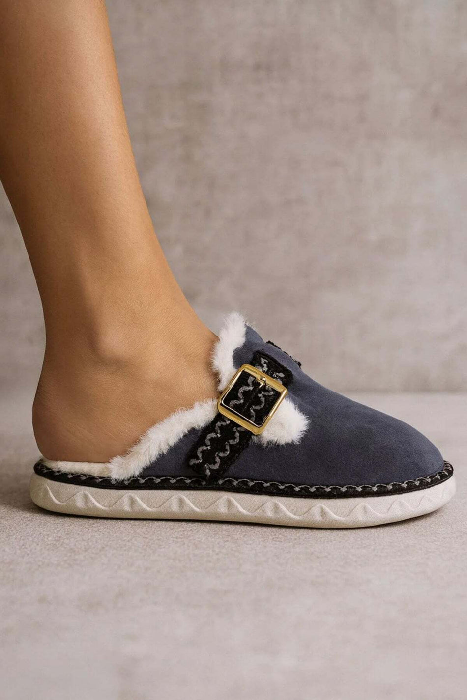 Chaussons d'intérieur doublés de fourrure avec détail à boucle