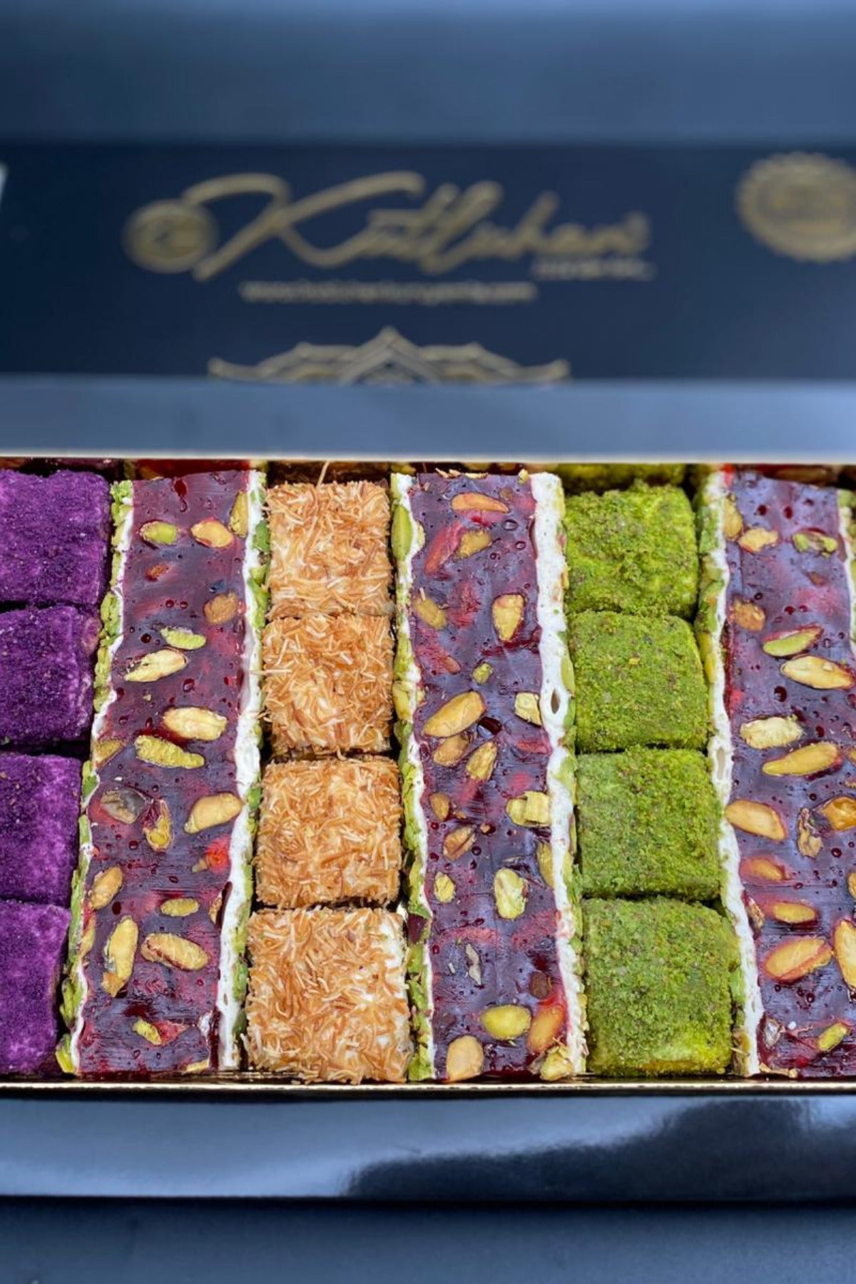 Kutluhan Assorted Gift Box kutuda Turkish Delight lotuslu Pomegranate Flavored Pistachio Kadayif yaban mersinili 850 g - MALLTURK