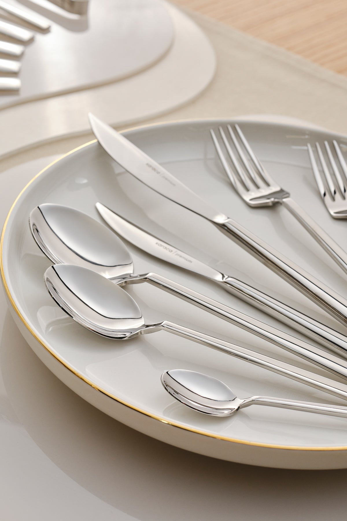 Karaca carmelo 91 Piece 12 Place Setting Flatware Set ve 7 Piece Serving Utensil Set - MALLTURK