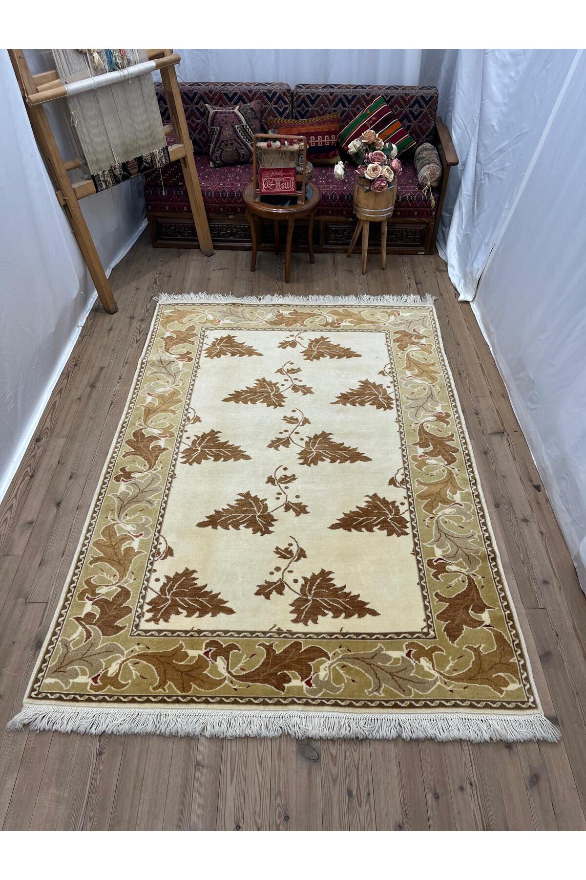 SIRVAN Rug Hand-Woven Turkish Usak Rug - 168 x 242