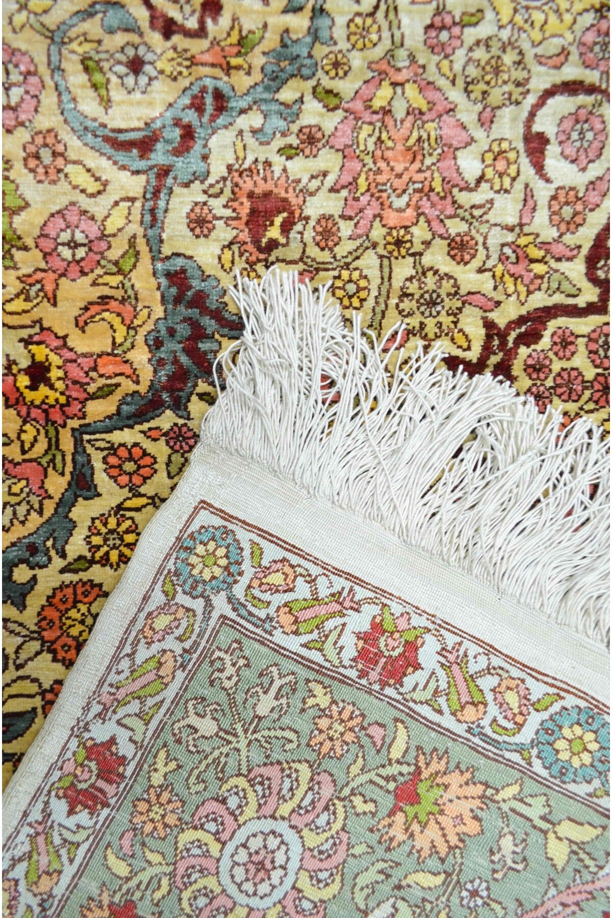 Handmade Pure Silk Hand-Woven Medallion Design Hereke Rug 106x164 cm (1.74 m2)