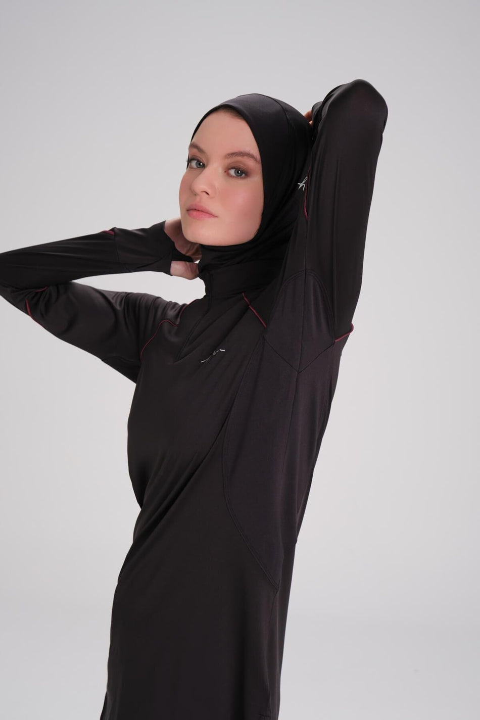Hasema Active H-Per Trainings-T-Shirt mit langen Ärmeln, Reißverschlusskragen und Paspeln, schwarzer Hijab, ACT-18