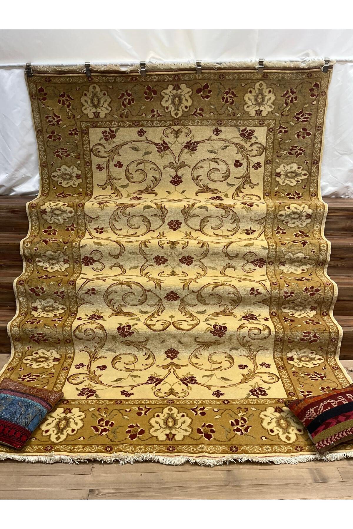 SIRVAN Rug Hand-Woven Turkish Usak Rug - 218 x 228 - MALLTURK