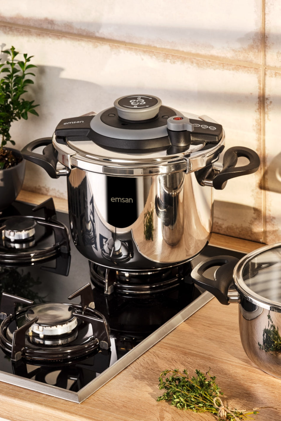 Emsan Vera Pressure Cooker, 6 Liters, Black - MALLTURK