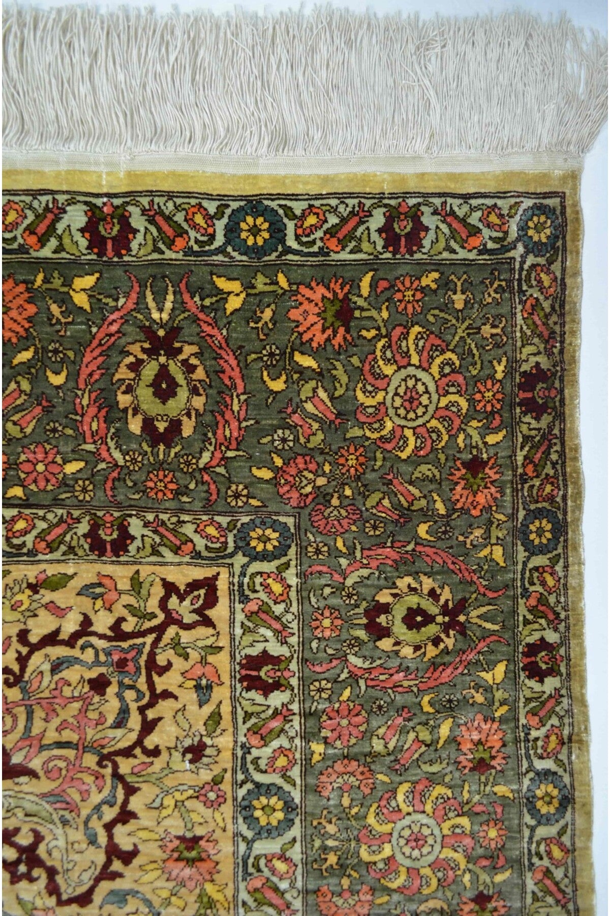 Handmade Pure Silk Hand-Woven Medallion Design Hereke Rug 106x164 cm (1.74 m2)