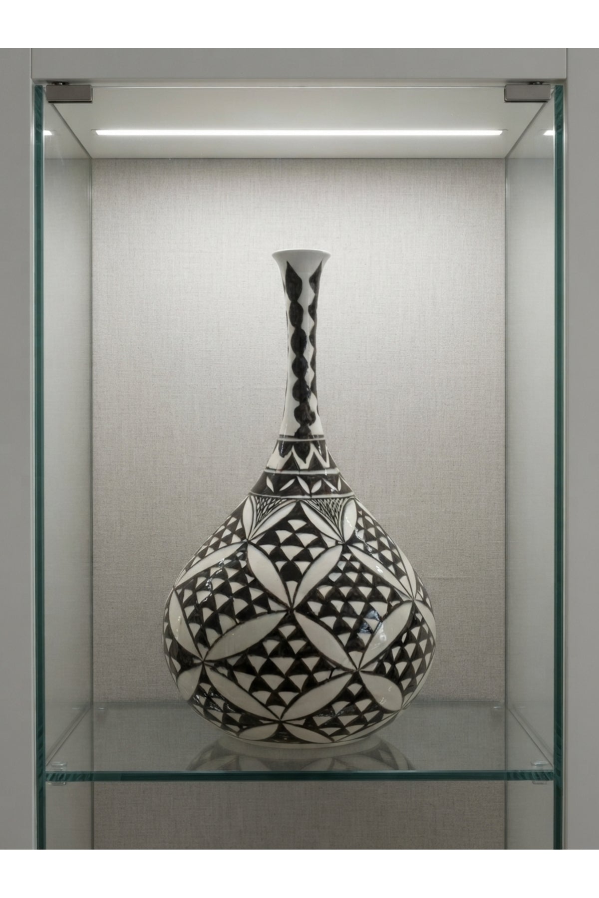 General Brands Handmade Black and White Geometric Pattern Long-Necked Decorative Vase – Display Piece - MALLTURK