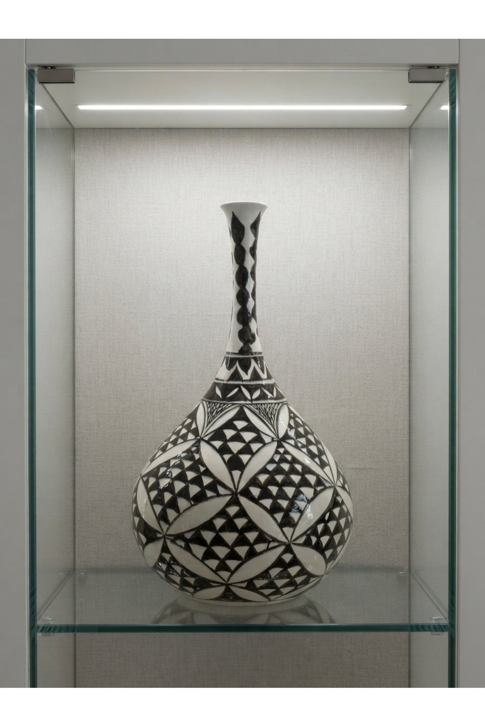 General Brands Handmade Black and White Geometric Pattern Long-Necked Decorative Vase – Display Piece - MALLTURK