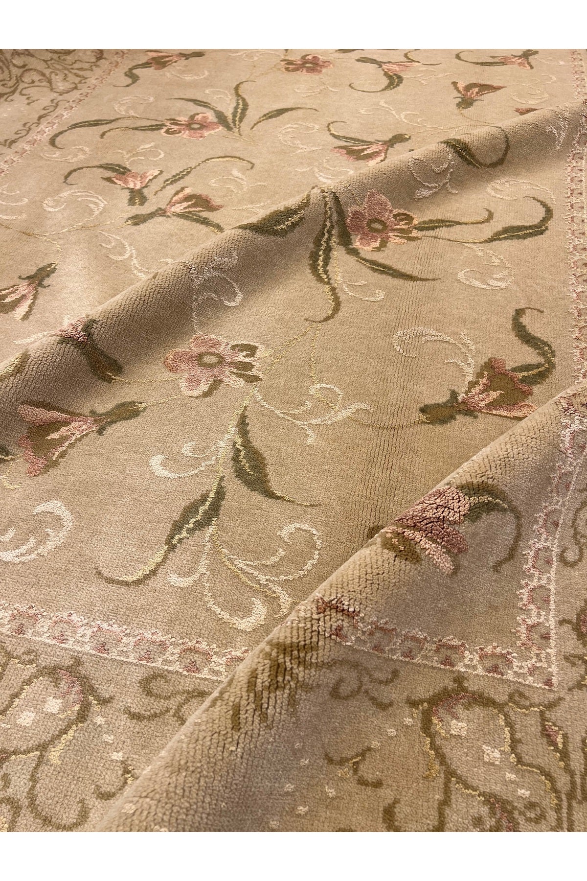 RD RAMAZAN DAG Hand Rug Art Hand-Woven Silk Blend Usak Rug Special Weave Size 270x200 - MALLTURK
