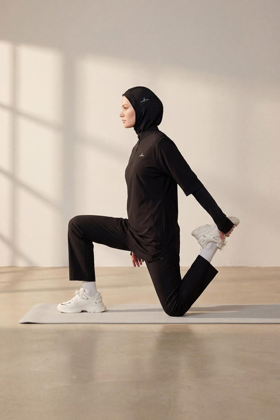 Hasema Active H-Per Fit Trainingsoberteil mit lasergeschnittenen Details, schwarzer Hijab, ACT-33