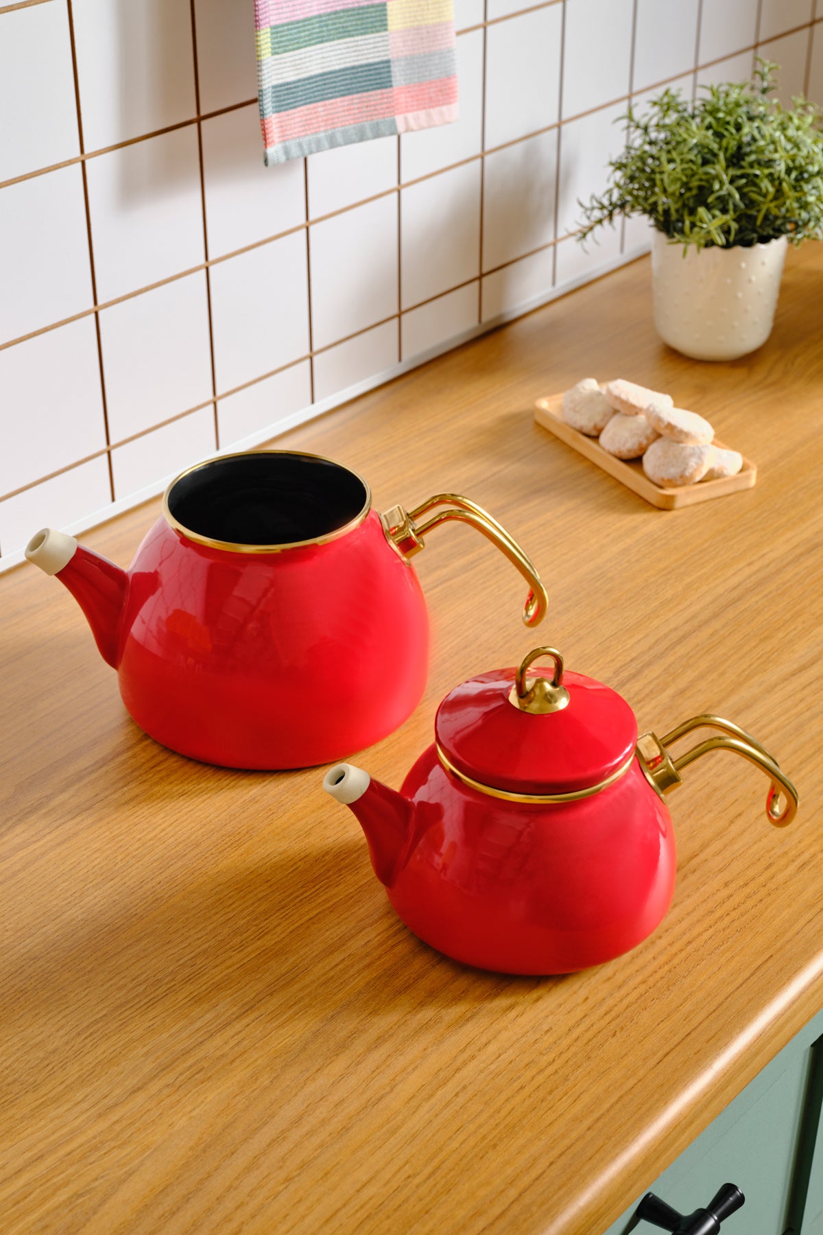 Karaca Retro Enamel Midi Teapot, Red - MALLTURK