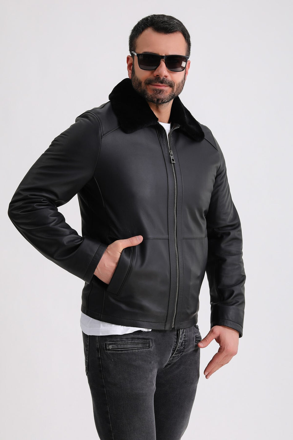 Veste en cuir noir et taffetas Leather Club avec accessoires en fourrure