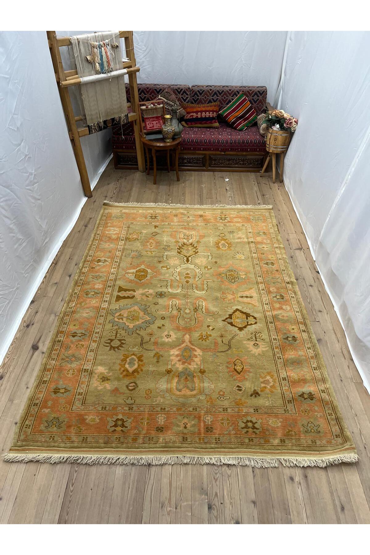 SIRVAN Rug Hand-Woven Usak Rug - 177x253