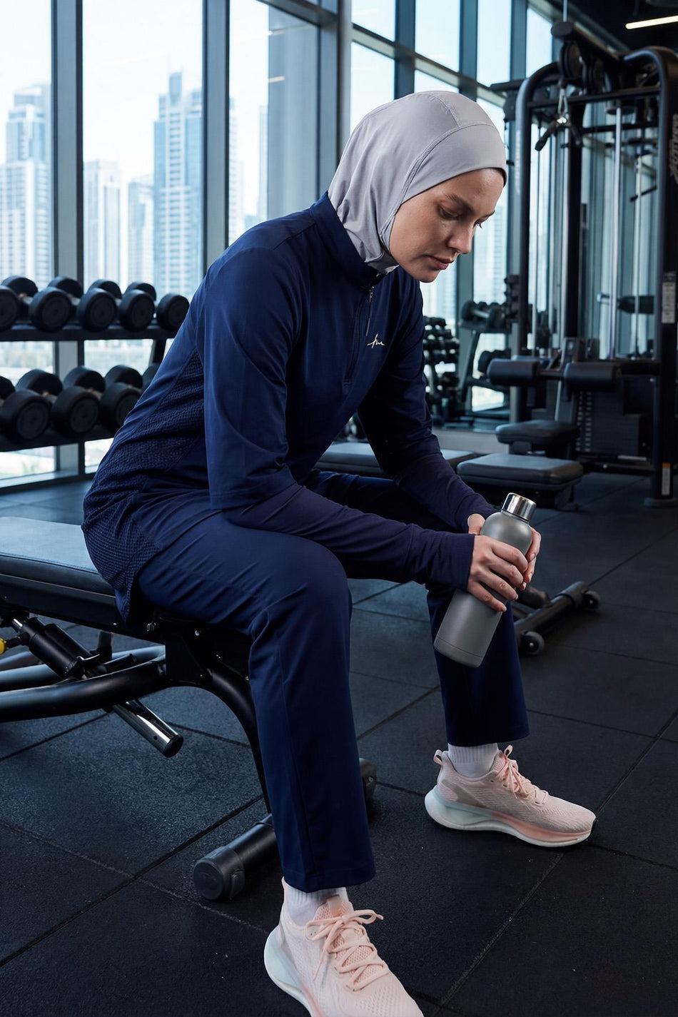 Hasema Active H-Per Fit Trainingsoberteil mit Laserschnitt-Details und marineblauem Hijab ACT-33