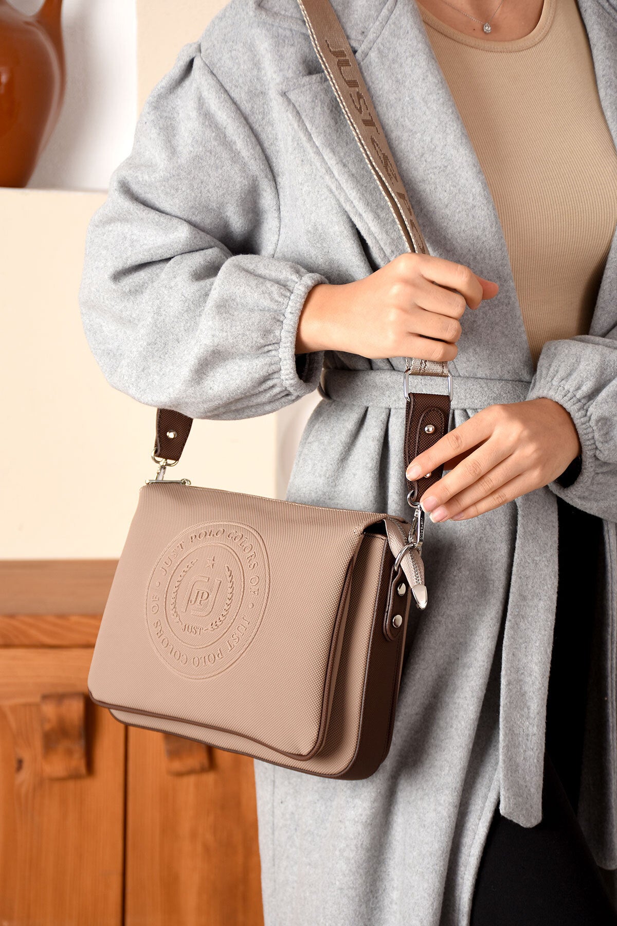 Just Polo Women's Shoulder & Messenger Bag Color Beige - MALLTURK