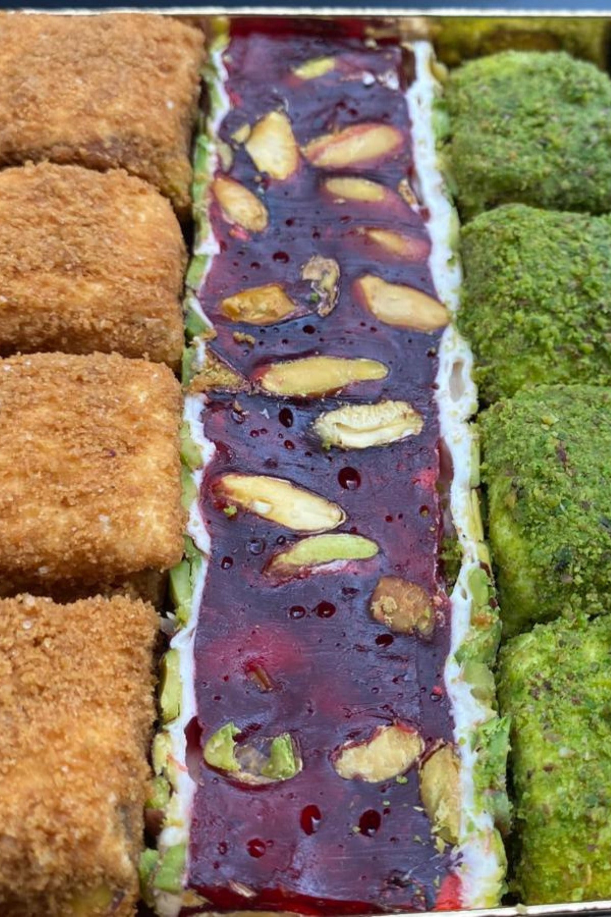 Kutluhan Assorted Gift Box kutuda Turkish Delight lotuslu Pomegranate Flavored Pistachio Kadayif yaban mersinili 850 g - MALLTURK