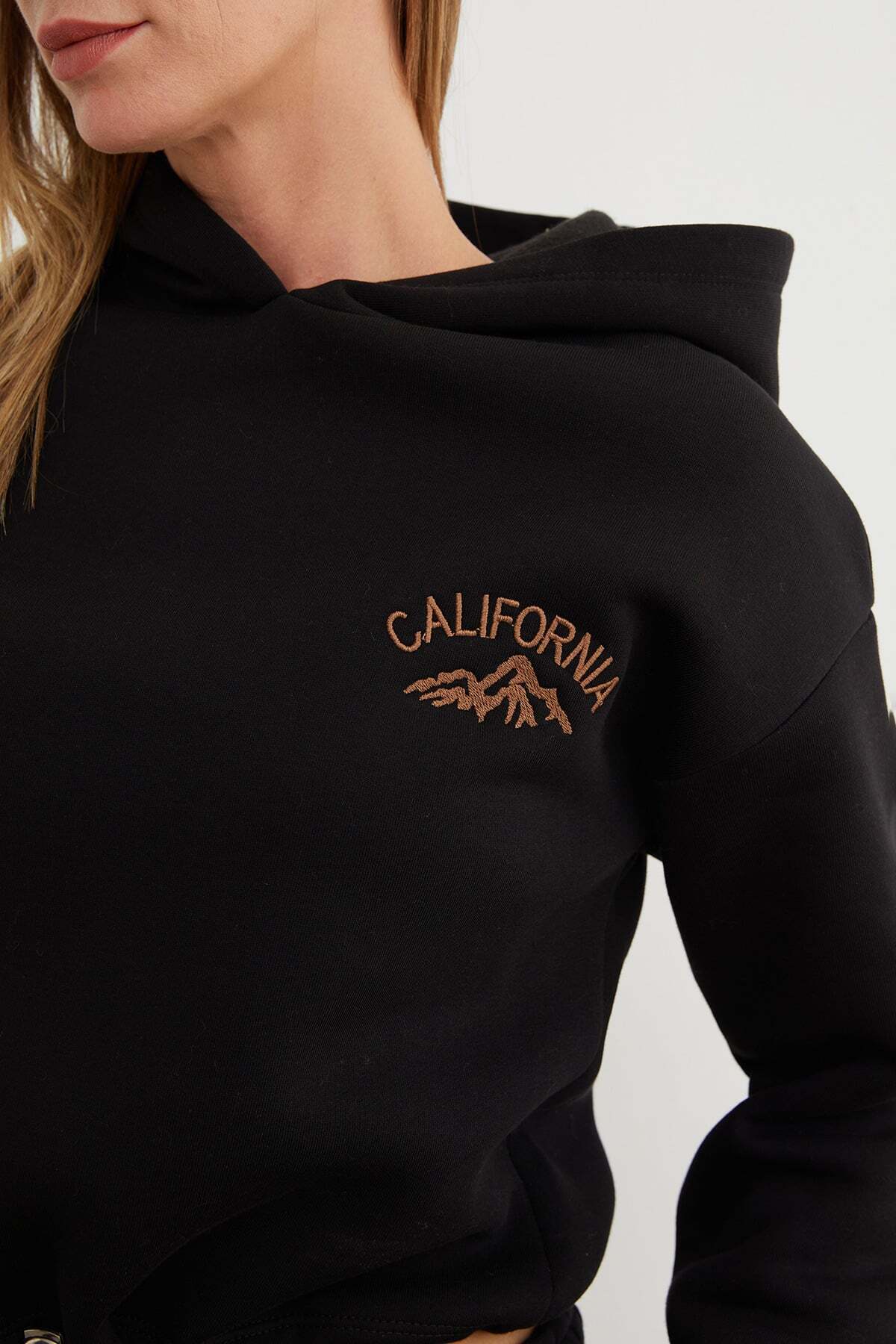 3 Thread California Embroidered Hooded Jogger Set - MALLTURK