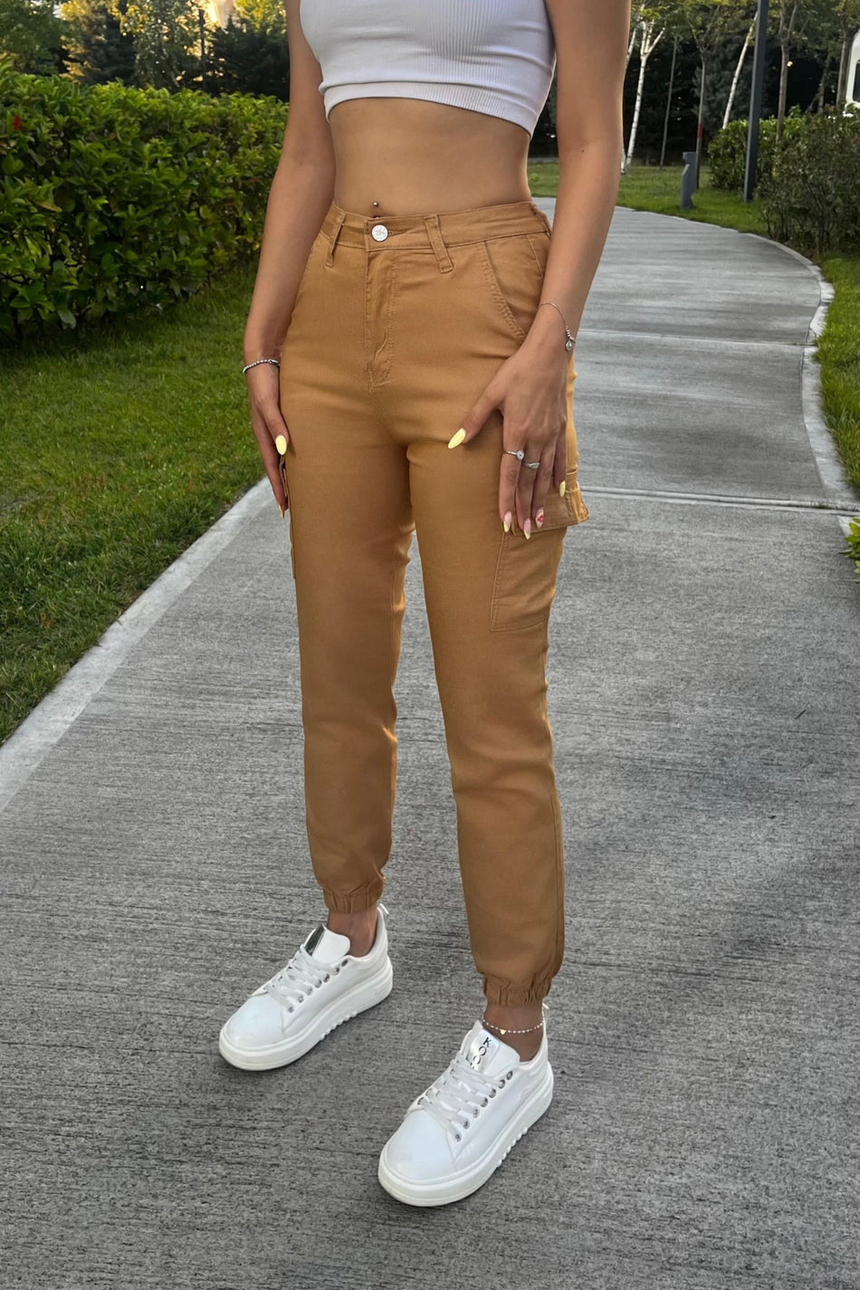 Pantalon en gabardine camel à poches cargo