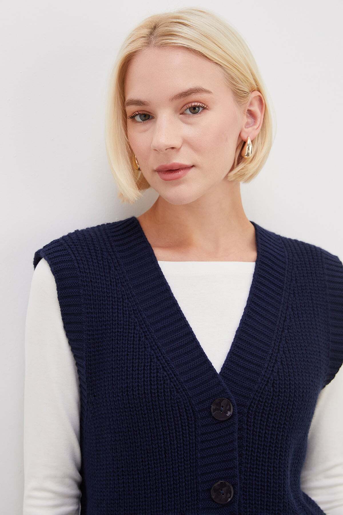 Buttoned V-Neck Knitwear Vest - MALLTURK