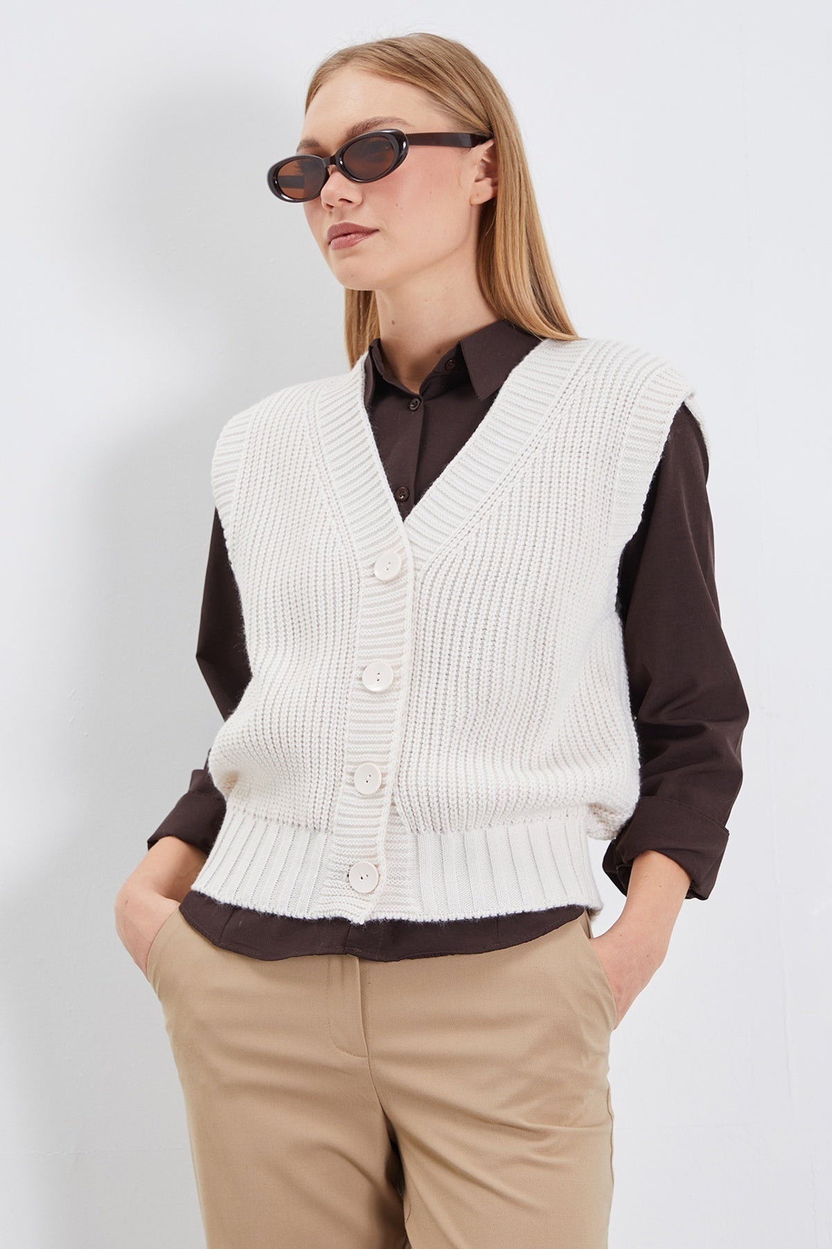 Buttoned V-Neck Knitwear Vest - MALLTURK