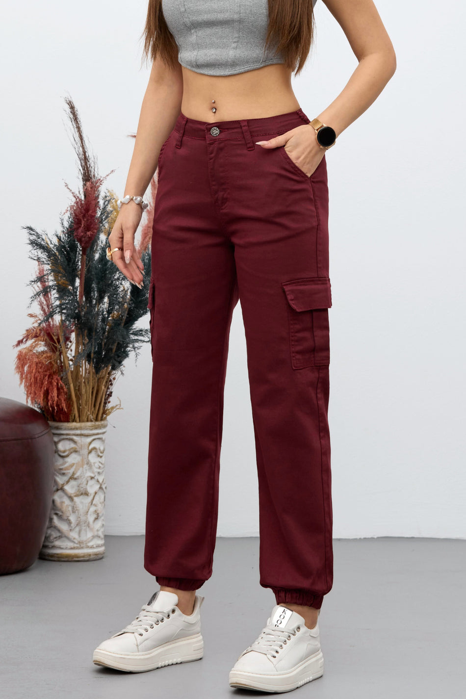 Pantalon en gabardine bordeaux à poches cargo
