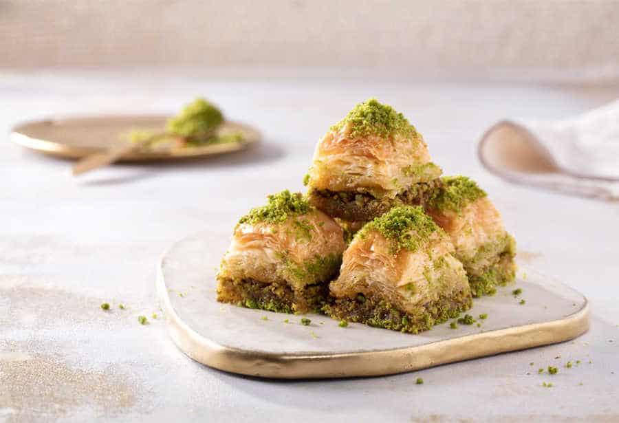 Long-lasting dry baklava with pistachios
