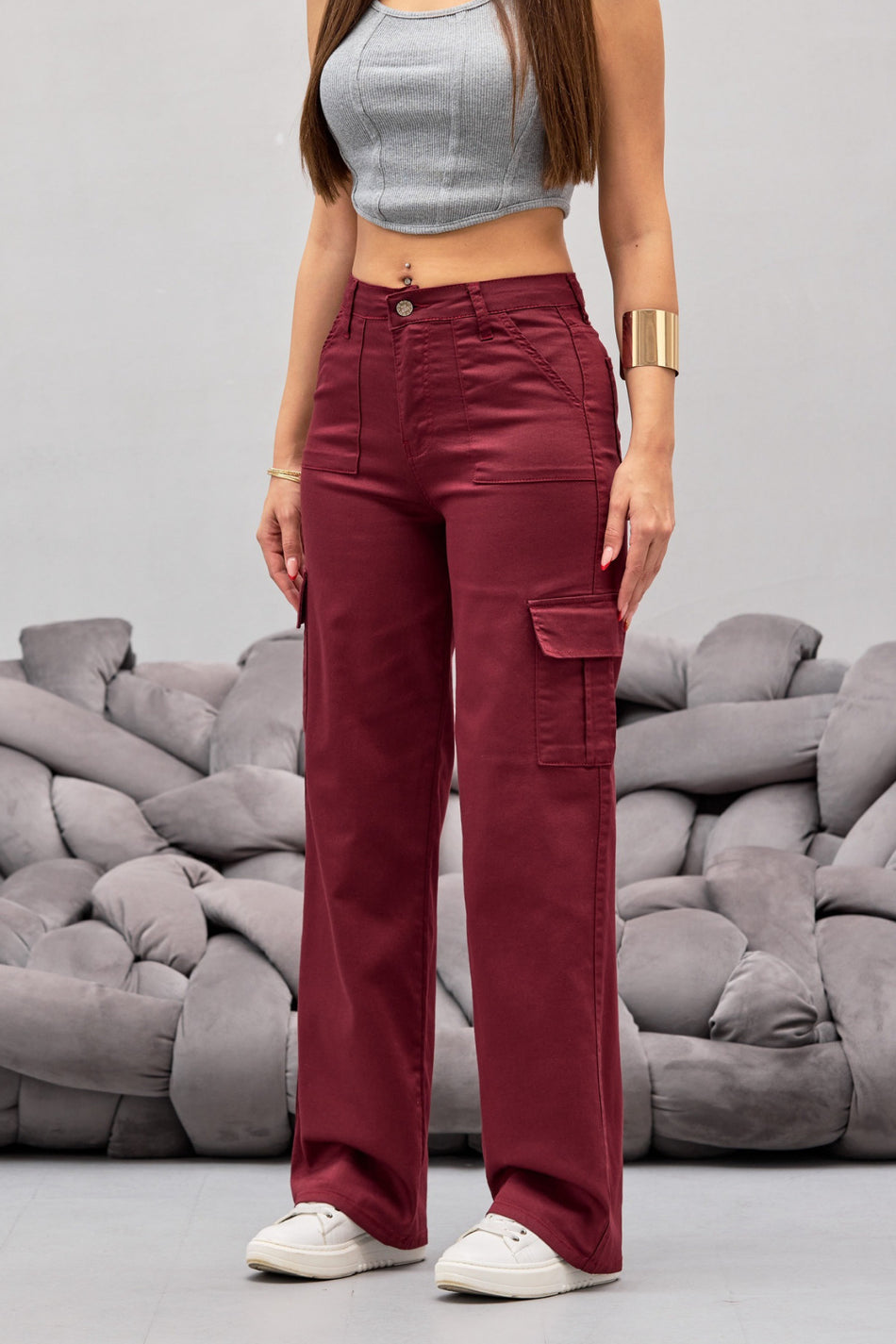 Pantalon en lycra bordeaux à poches cargo, taille haute et jambes larges