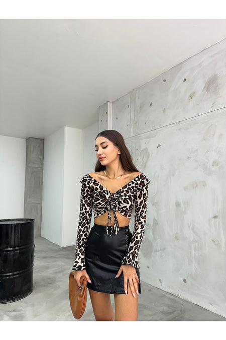 Kadın Leopar Desenli Önü Büzgülü Madonna Yaka Volan Kol Crop Bluz çok renkli - MALLTURK