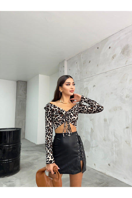 Kadın Leopar Desenli Önü Büzgülü Madonna Yaka Volan Kol Crop Bluz çok renkli - MALLTURK