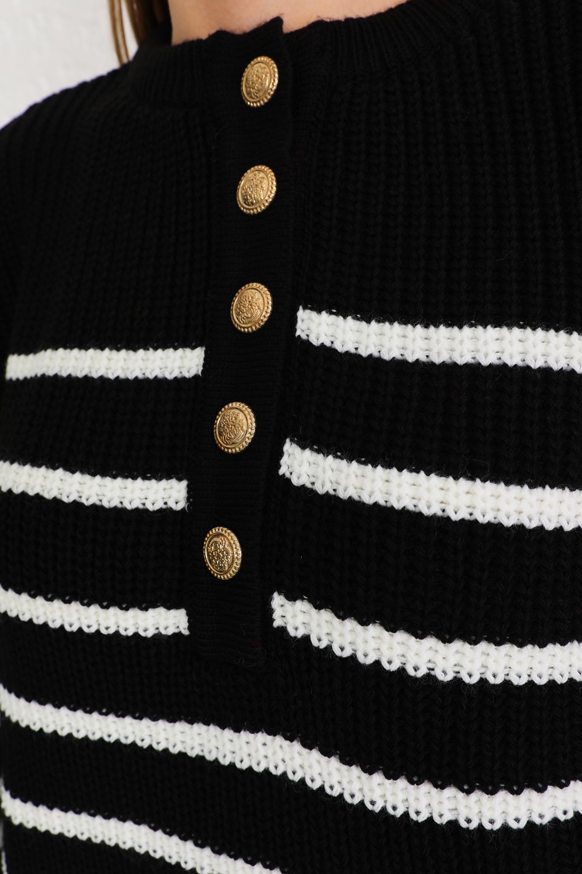 Kadın Siyah Oversize Gold Düğmeli Çizgili Kalın Triko Kazak - MALLTURK