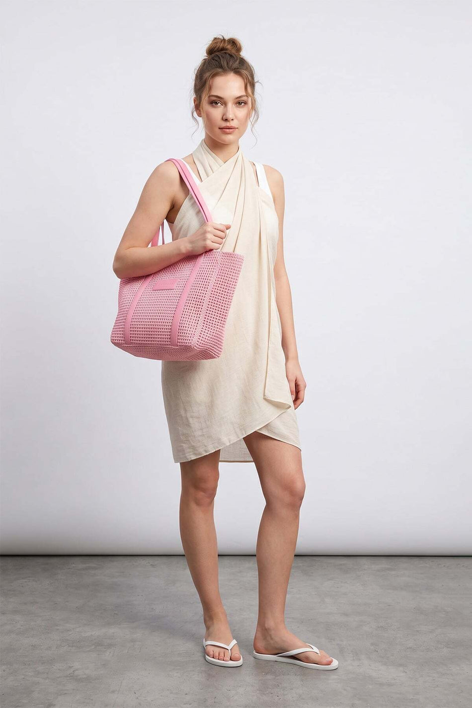Straw Beach Handbag with Faux Leather Strap - MALLTURK