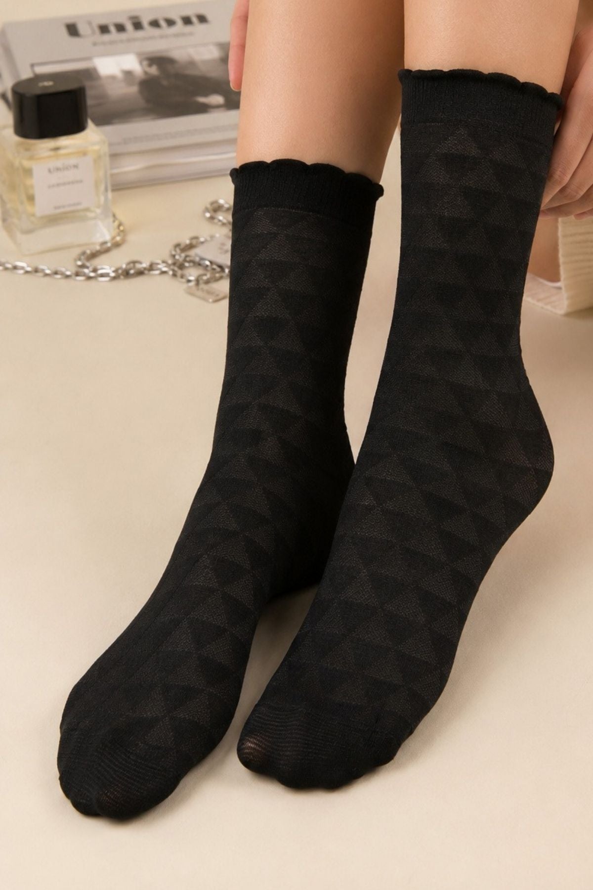 Women's Black Diamond Patterned Thin Ruffled Ankle Socks - MALLTURK